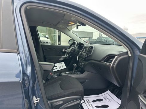 Used 2020 Jeep Cherokee Latitude w/ Cold Weather Group image 8