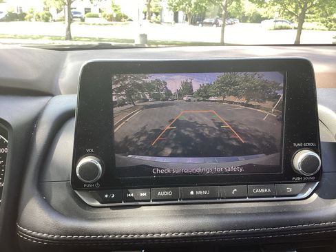 Used 2023 Nissan Rogue S AWD/4WD image 3