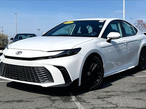 Used 2025 Toyota Camry SE image 1