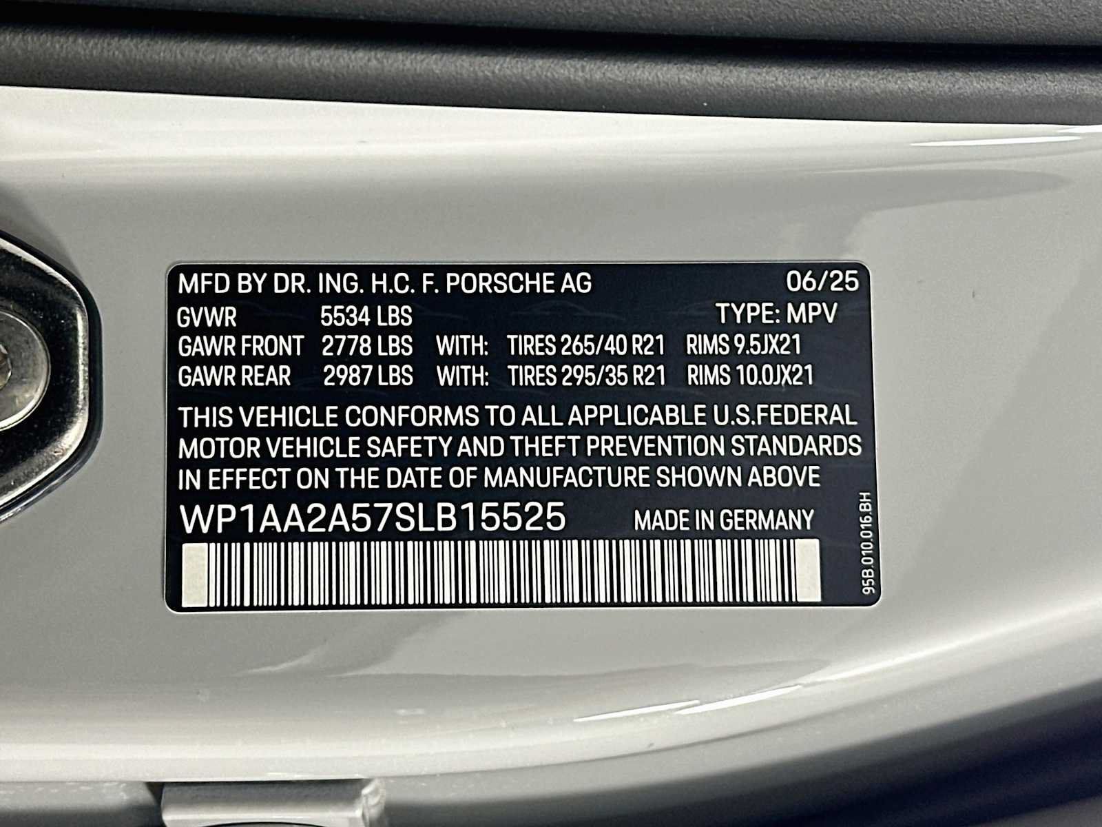 Certified 2025 Porsche Macan AWD/4WD image 33