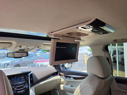 Used 2015 Cadillac Escalade Luxury AWD/4WD image 14