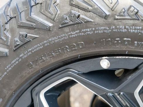 Used 2024 GMC Canyon Elevation image 9