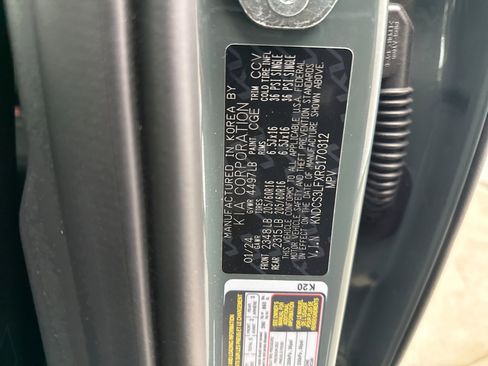 Used 2024 Kia Niro EX w/ EX Cold Weather Package image 11