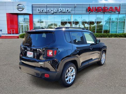 Used 2017 Jeep Renegade Latitude image 2