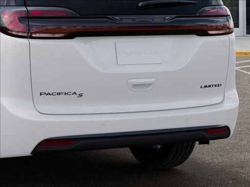 New 2027 Chrysler Pacifica Limited FWD image 13