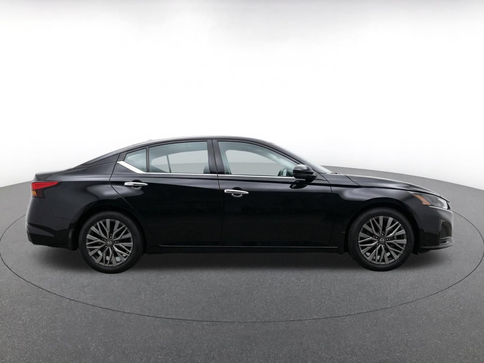 Used 2025 Nissan Altima 2.5 SV FWD image 14