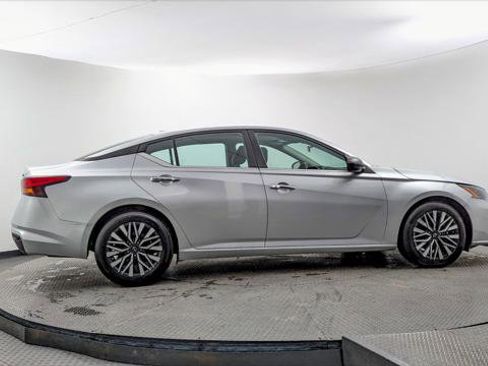 Used 2024 Nissan Altima 2.5 SV image 9