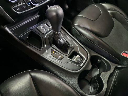 Used 2019 Jeep Cherokee Latitude Plus w/ Comfort/Convenience Group image 39