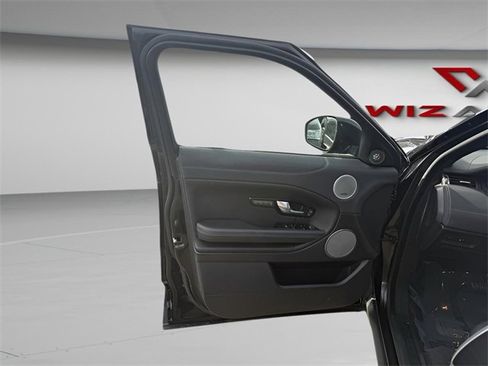 Used 2018 Land Rover Range Rover Evoque SE image 17