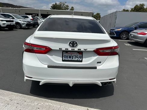 Used 2019 Toyota Camry SE w/ Blackout Package FWD image 3