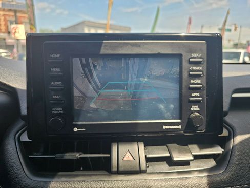 Used 2021 Toyota RAV4 LE AWD/4WD image 26
