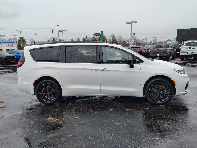 New 2026 Chrysler Pacifica Select AWD/4WD image 2