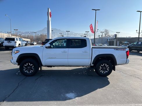 Used 2018 Toyota Tacoma TRD Off-Road image 2