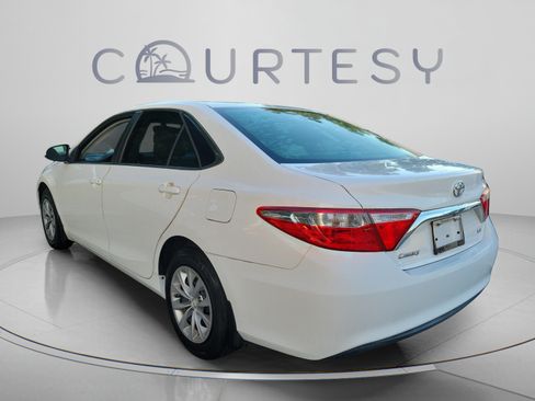 Used 2015 Toyota Camry LE FWD image 2