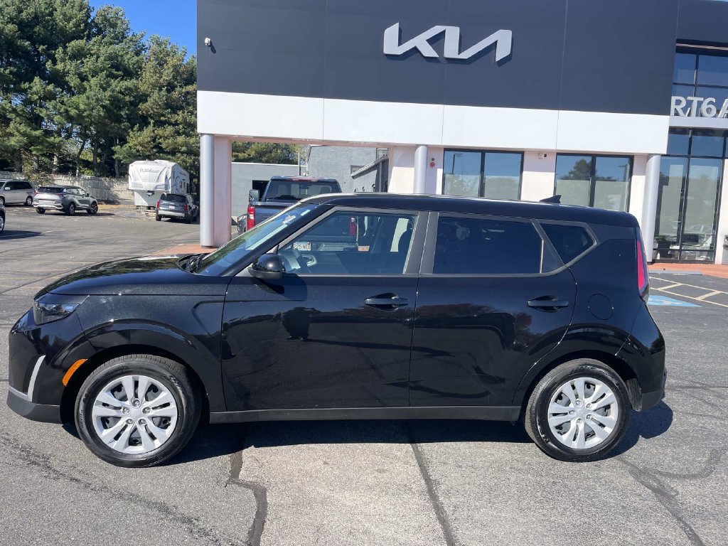 Used 2025 Kia Soul LX FWD image 2