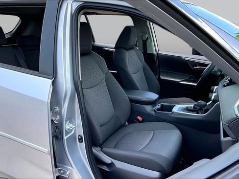 Certified 2022 Toyota RAV4 XLE w/ Convenience Package AWD/4WD image 9
