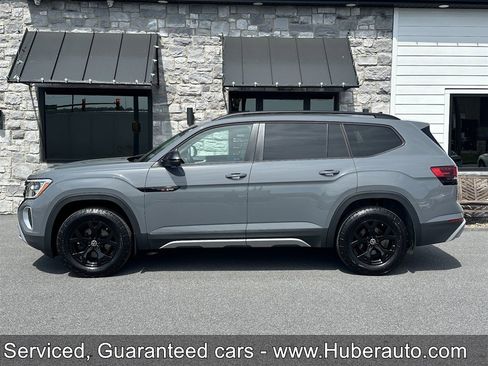 Used 2025 Volkswagen Atlas Peak Edition SE image 4