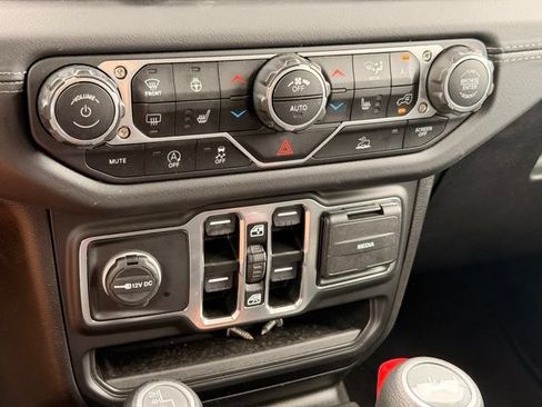 Used 2025 Jeep Wrangler Unlimited Sahara AWD/4WD image 32