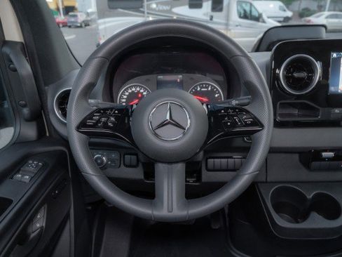 Used 2025 Mercedes-Benz Sprinter 2500 image 19