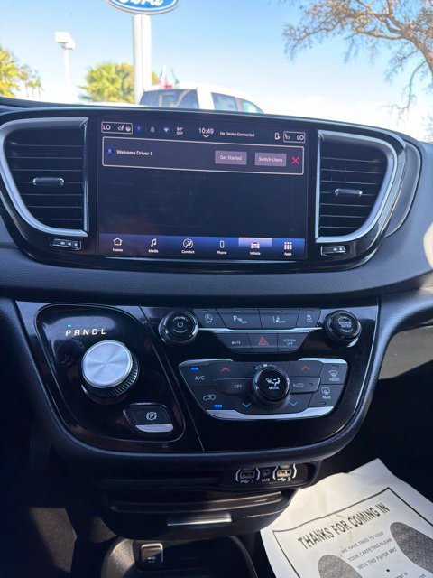 Used 2025 Chrysler Pacifica Select FWD image 10