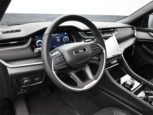 New 2025 Jeep Grand Cherokee Altitude image 12