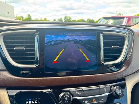 Used 2017 Chrysler Pacifica Touring-L FWD image 14