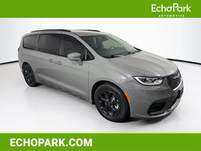 Used 2021 Chrysler Pacifica Limited w/ Uconnect Theater Family Group