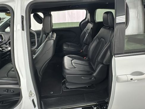 Used 2024 Chrysler Pacifica Select image 18