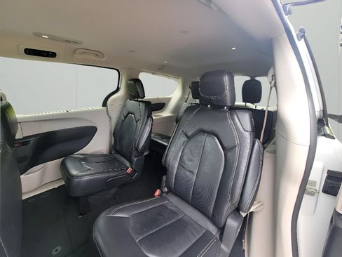Used 2022 Chrysler Pacifica Touring-L FWD image 25