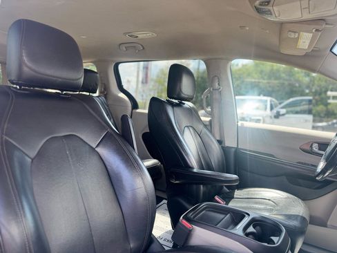 Used 2019 Chrysler Pacifica Touring-L FWD image 46