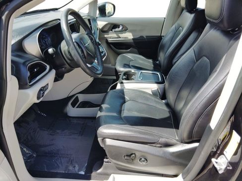 Used 2022 Chrysler Pacifica Touring-L FWD image 13