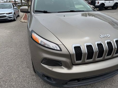 Used 2017 Jeep Cherokee Latitude w/ Trailer Tow Group AWD/4WD image 14