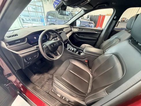 Used 2025 Jeep Grand Cherokee Limited AWD/4WD image 11
