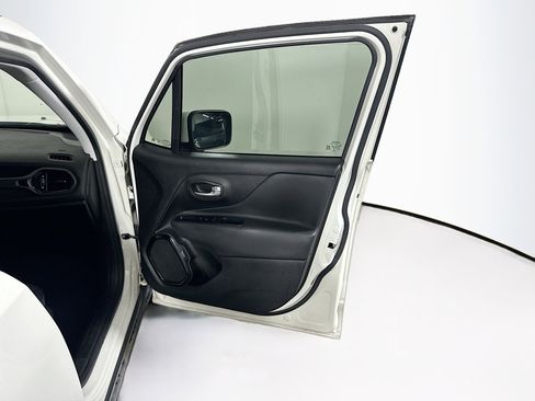 Used 2018 Jeep Renegade Altitude FWD image 29