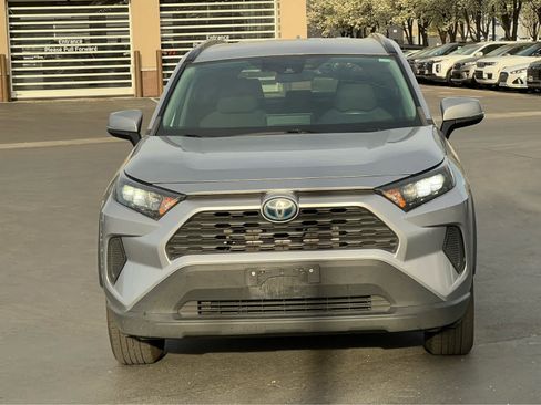 Used 2019 Toyota RAV4 LE image 3