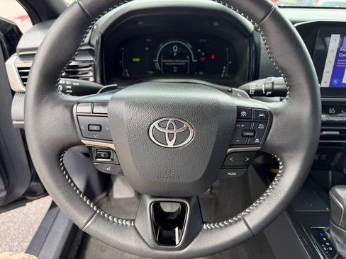 Used 2025 Toyota Camry SE image 24