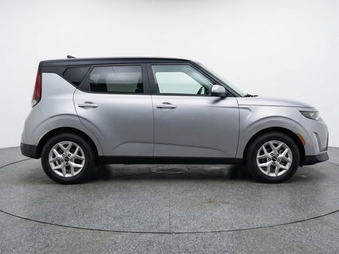 Used 2025 Kia Soul LX w/ LX Technology Package image 11