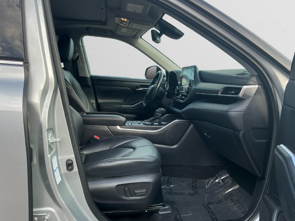 Used 2022 Toyota Highlander XLE AWD/4WD image 15