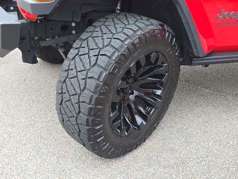 Used 2019 Jeep Wrangler Unlimited Sahara w/ Quick Order Package 24M Moab AWD/4WD image 31