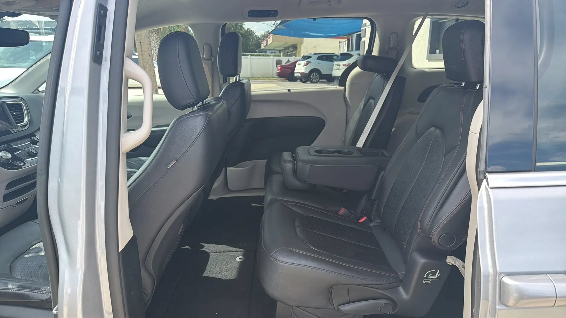 Used 2020 Chrysler Pacifica Touring-L FWD image 20