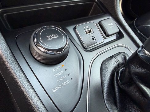 Used 2019 Jeep Cherokee Latitude Plus w/ Comfort/Convenience Group image 28