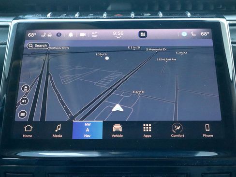 Used 2022 Jeep Grand Cherokee Overland w/ Luxury Tech Group IV AWD/4WD image 11