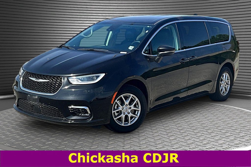 Used 2023 Chrysler Pacifica Touring-L FWD image 1