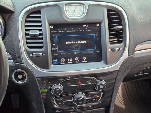 Used 2020 Chrysler 300 Touring w/ Sport Appearance Package RWD image 31