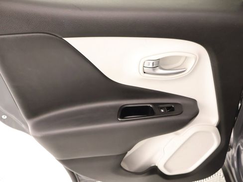 Used 2022 Jeep Renegade Latitude w/ Convenience Group image 18