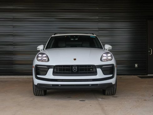 Certified 2026 Porsche Macan AWD/4WD image 10