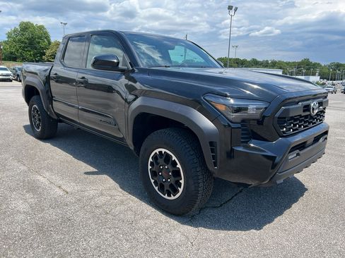 Used 2025 Toyota Tacoma TRD Off-Road AWD/4WD image 2