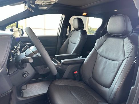 Used 2026 Toyota Sienna Limited FWD image 9
