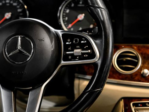 Used 2019 Mercedes-Benz E 300 4MATIC image 17