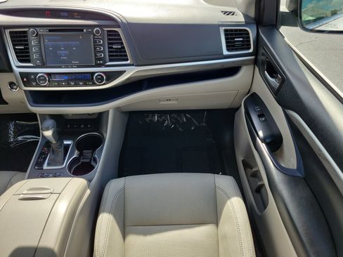 Used 2018 Toyota Highlander Limited AWD/4WD image 16